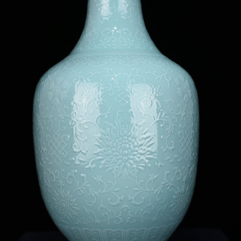 Qing Dynasty Qianlong coral green glaze with branches and flower vase