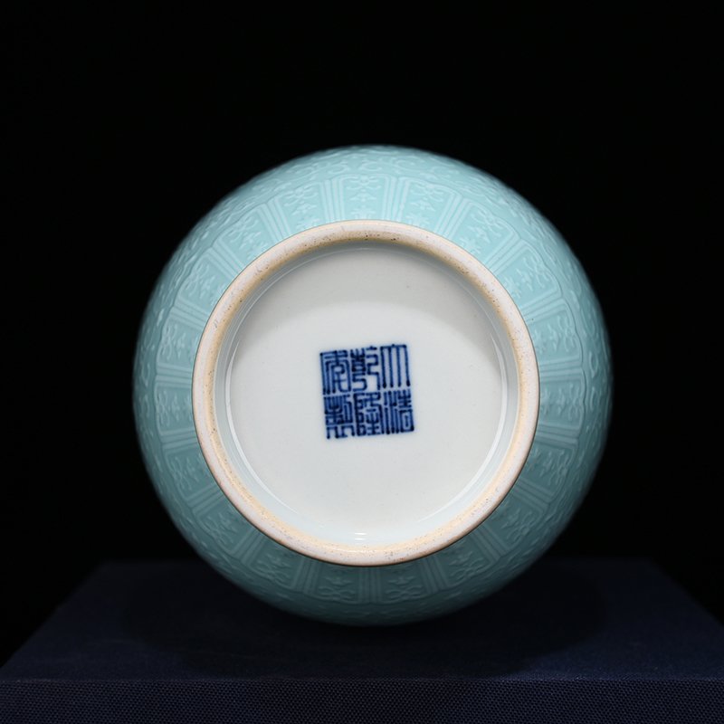 Qing Dynasty Qianlong coral green glaze with branches and flower vase