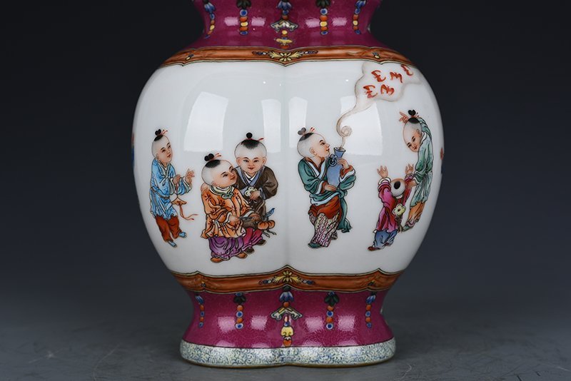 Qing Dynasty Qianlong enamel Sanyang Kaitai infant play pattern double vase