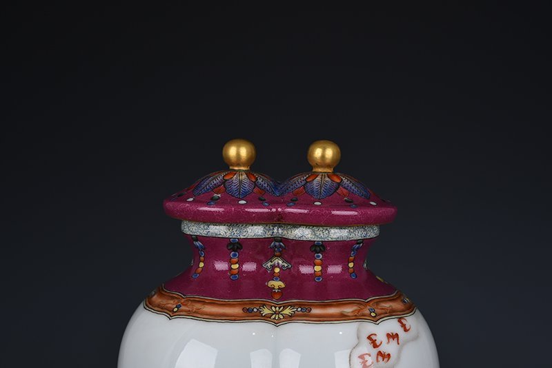 Qing Dynasty Qianlong enamel Sanyang Kaitai infant play pattern double vase