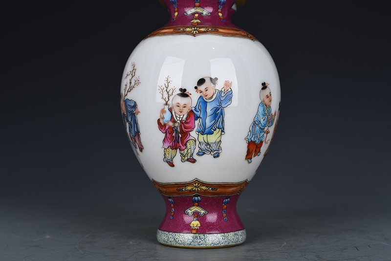 Qing Dynasty Qianlong enamel Sanyang Kaitai infant play pattern double vase