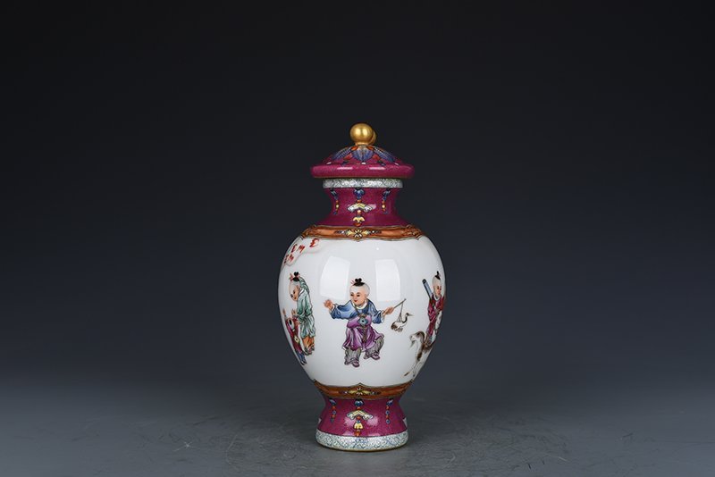 Qing Dynasty Qianlong enamel Sanyang Kaitai infant play pattern double vase