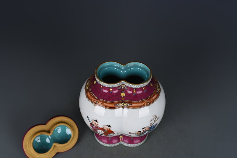 Qing Dynasty Qianlong enamel Sanyang Kaitai infant play pattern double vase