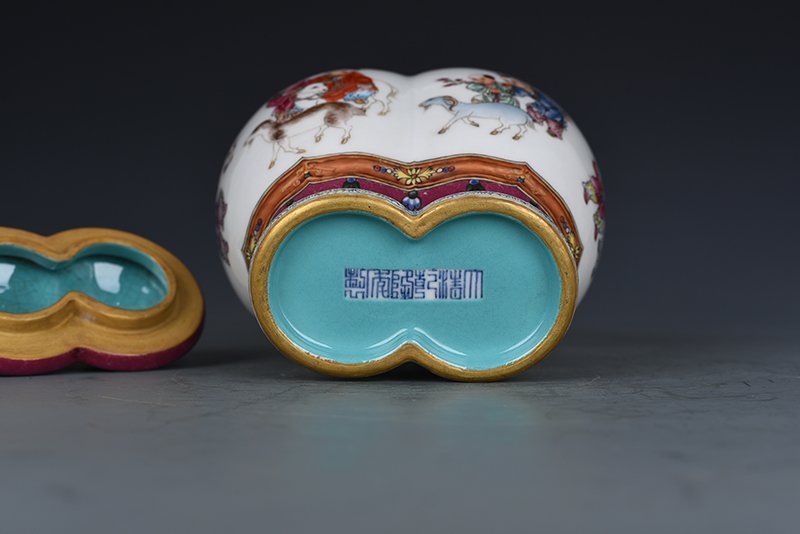 Qing Dynasty Qianlong enamel Sanyang Kaitai infant play pattern double vase
