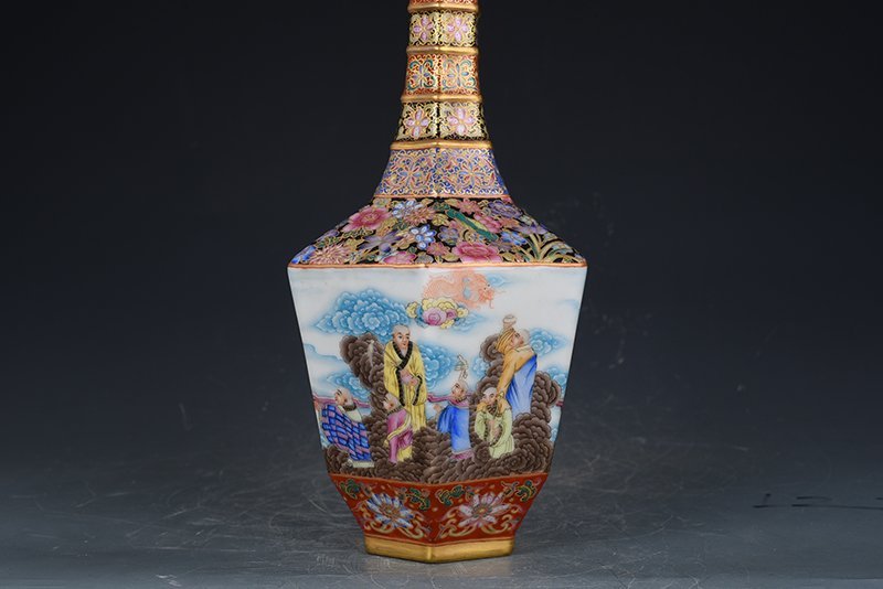 Qing Dynasty Qianlong enamel hammer vase with eighteen Arhat figures