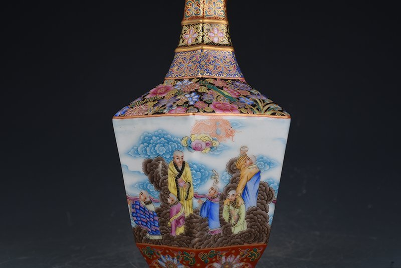 Qing Dynasty Qianlong enamel hammer vase with eighteen Arhat figures
