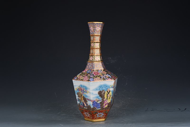 Qing Dynasty Qianlong enamel hammer vase with eighteen Arhat figures