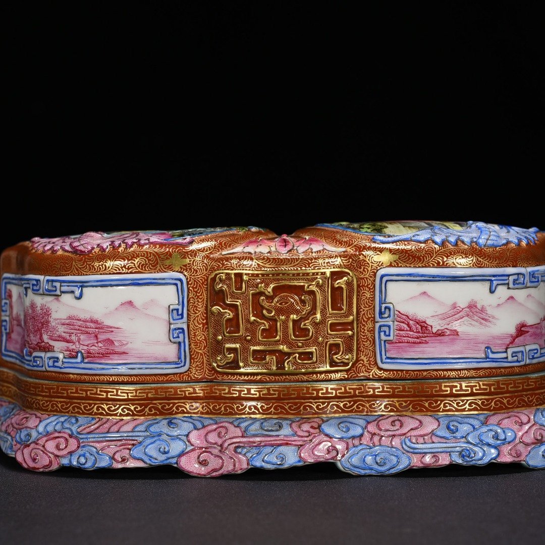 Qing Dynsaty Qianlong enamel color-painted gold blessing and longevity peach-shaped fruit box
