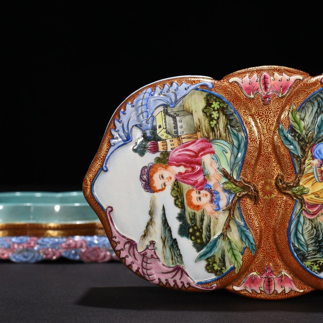 Qing Dynsaty Qianlong enamel color-painted gold blessing and longevity peach-shaped fruit box