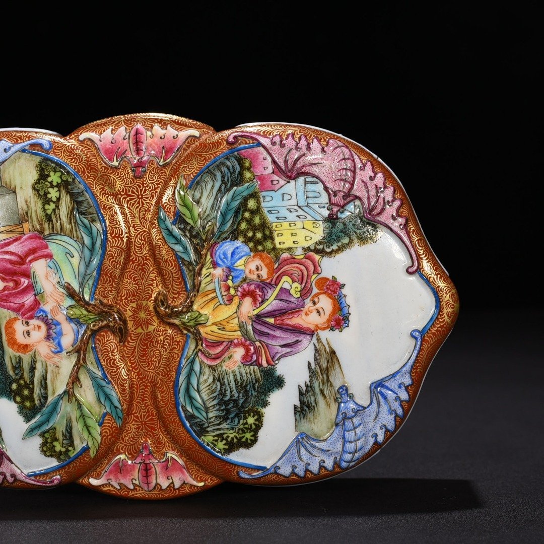 Qing Dynsaty Qianlong enamel color-painted gold blessing and longevity peach-shaped fruit box