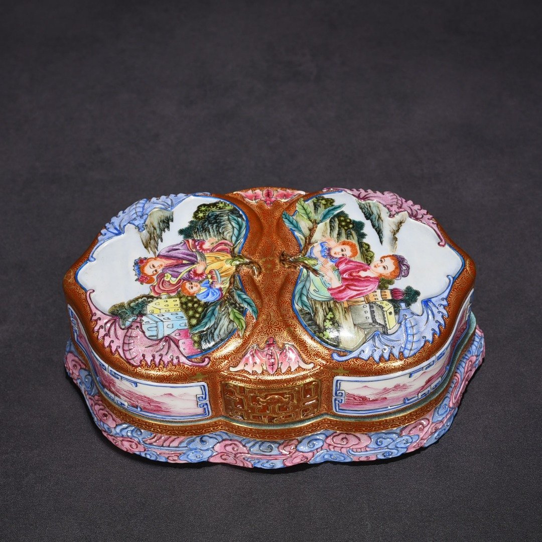 Qing Dynsaty Qianlong enamel color-painted gold blessing and longevity peach-shaped fruit box