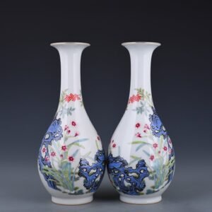 Qing Dyansty Qianlong enamel lake stone and flower pattern vase