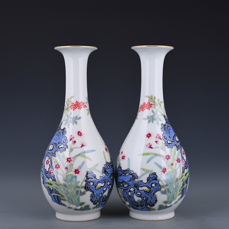 Qing Dyansty Qianlong enamel lake stone and flower pattern vase