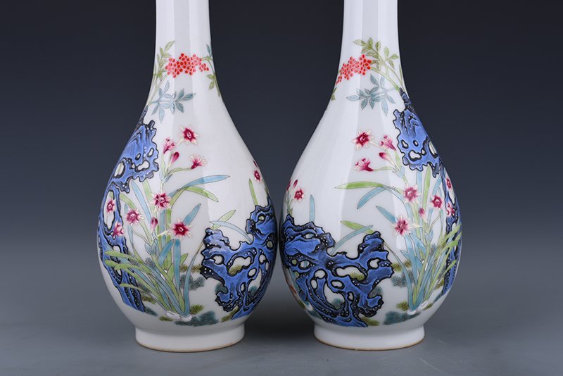 Qing Dyansty Qianlong enamel lake stone and flower pattern vase
