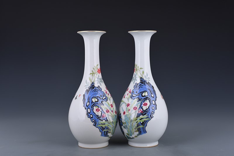 Qing Dyansty Qianlong enamel lake stone and flower pattern vase