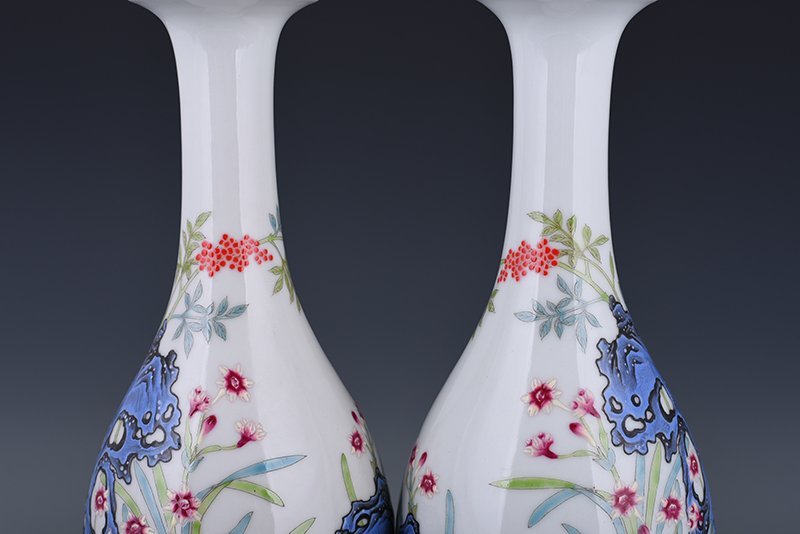 Qing Dyansty Qianlong enamel lake stone and flower pattern vase