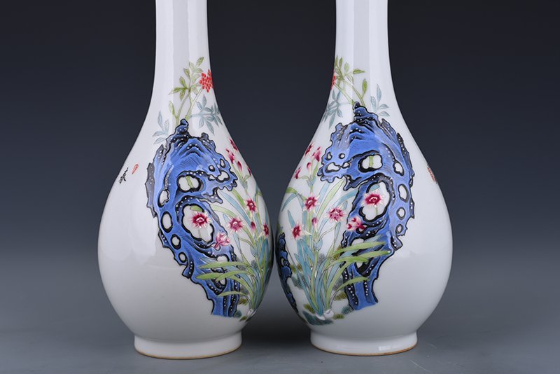 Qing Dyansty Qianlong enamel lake stone and flower pattern vase