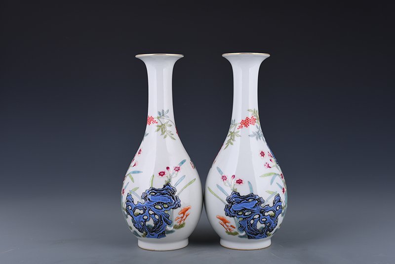 Qing Dyansty Qianlong enamel lake stone and flower pattern vase