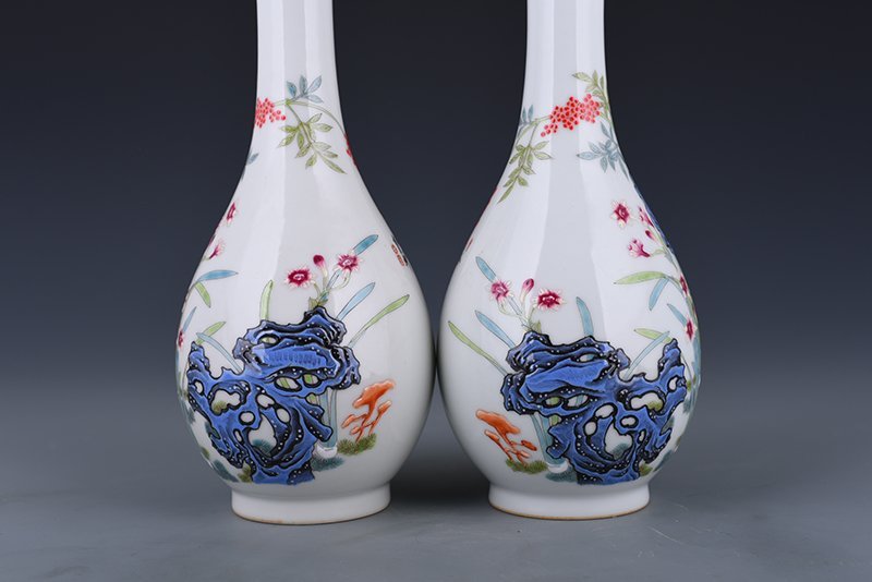 Qing Dyansty Qianlong enamel lake stone and flower pattern vase