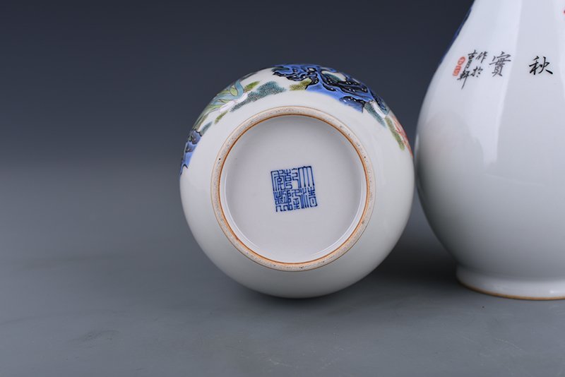 Qing Dyansty Qianlong enamel lake stone and flower pattern vase