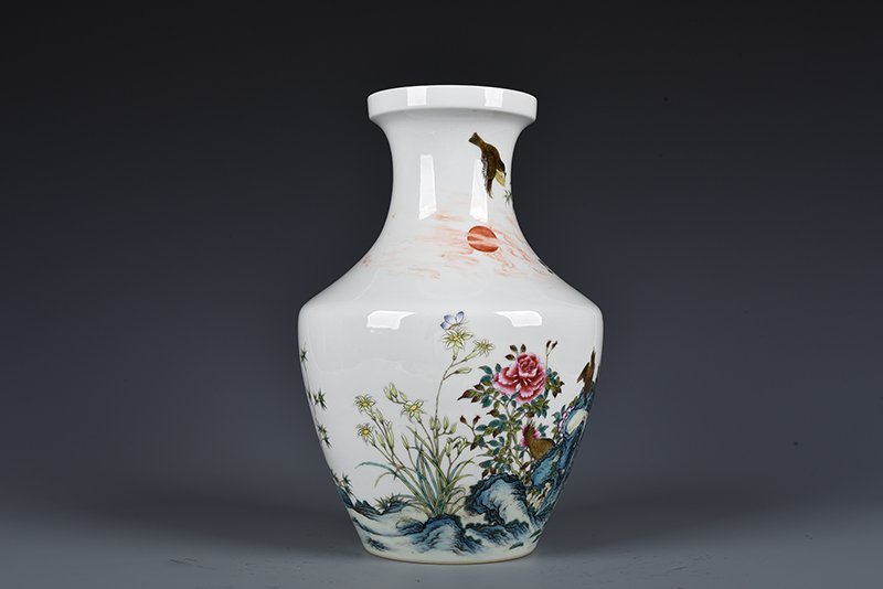 Qing Dynasty Qianlong enamel peony flower and bird pattern dish vase