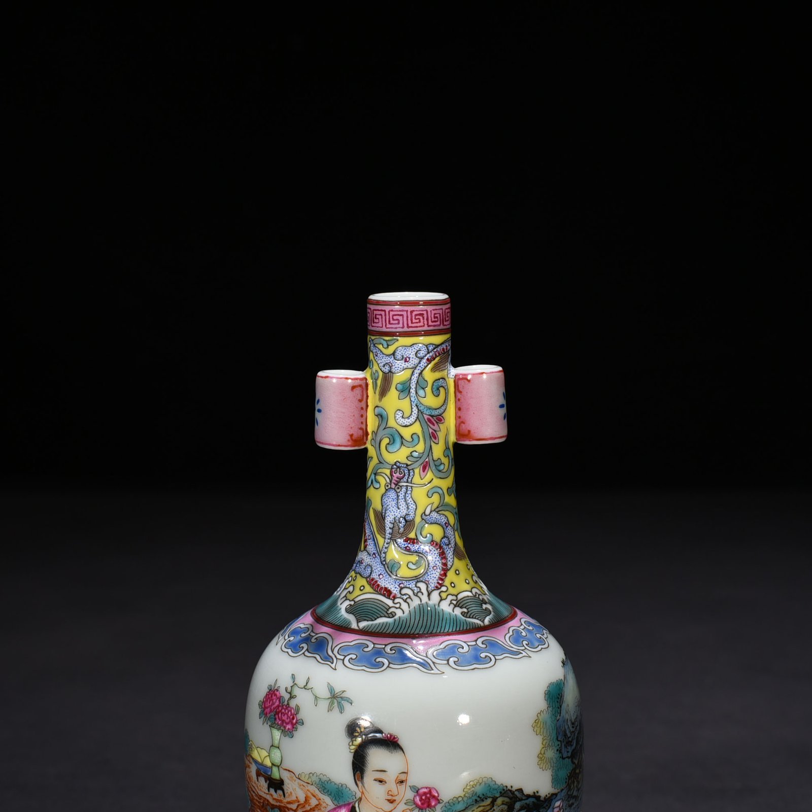 Qing Dynasty Qianlong enamel beauty belt figure pattern ear-piercing vase