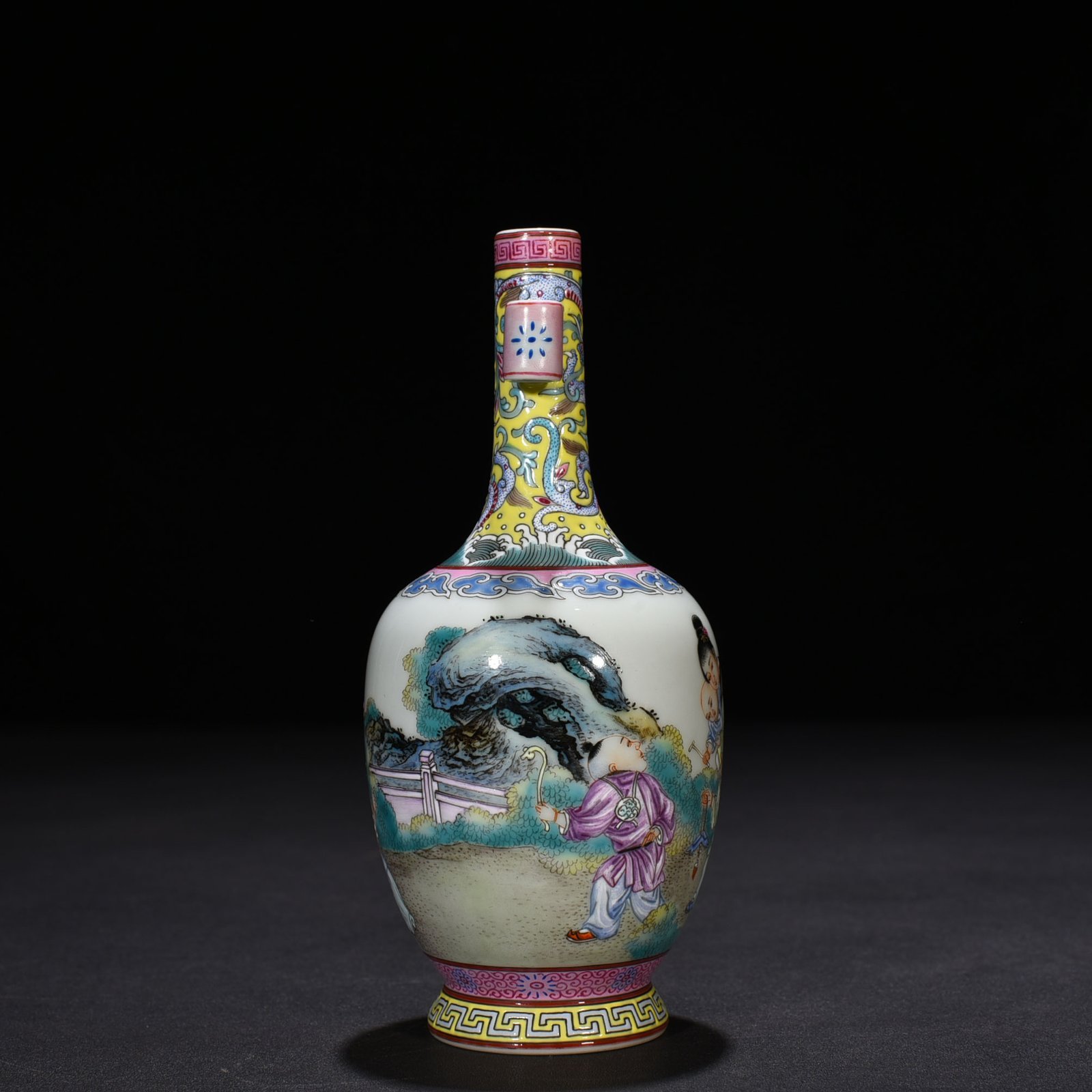 Qing Dynasty Qianlong enamel beauty belt figure pattern ear-piercing vase