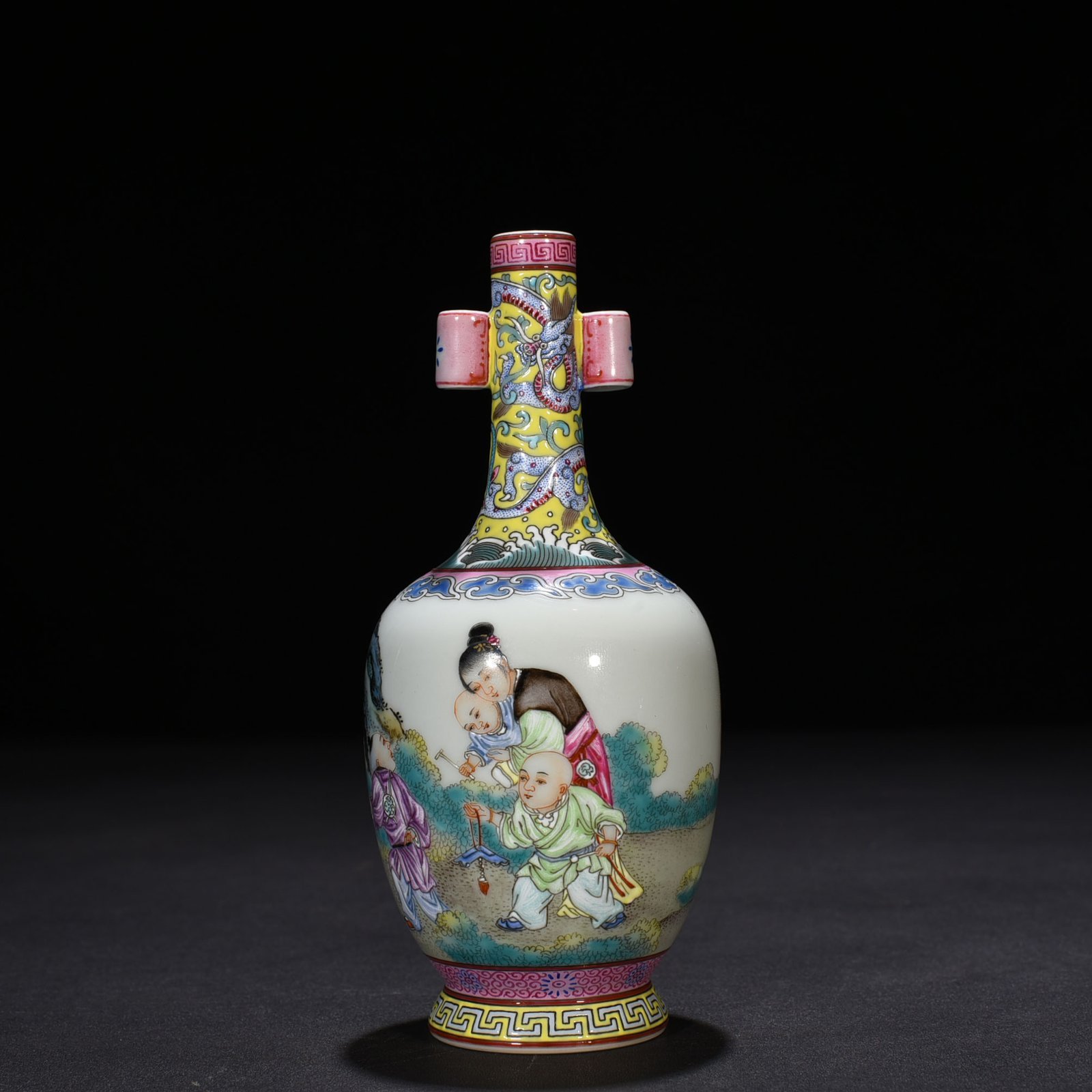 Qing Dynasty Qianlong enamel beauty belt figure pattern ear-piercing vase