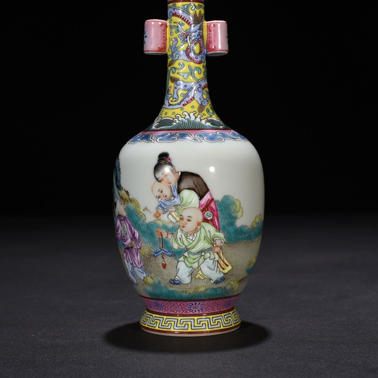 Qing Dynasty Qianlong enamel beauty belt figure pattern ear-piercing vase