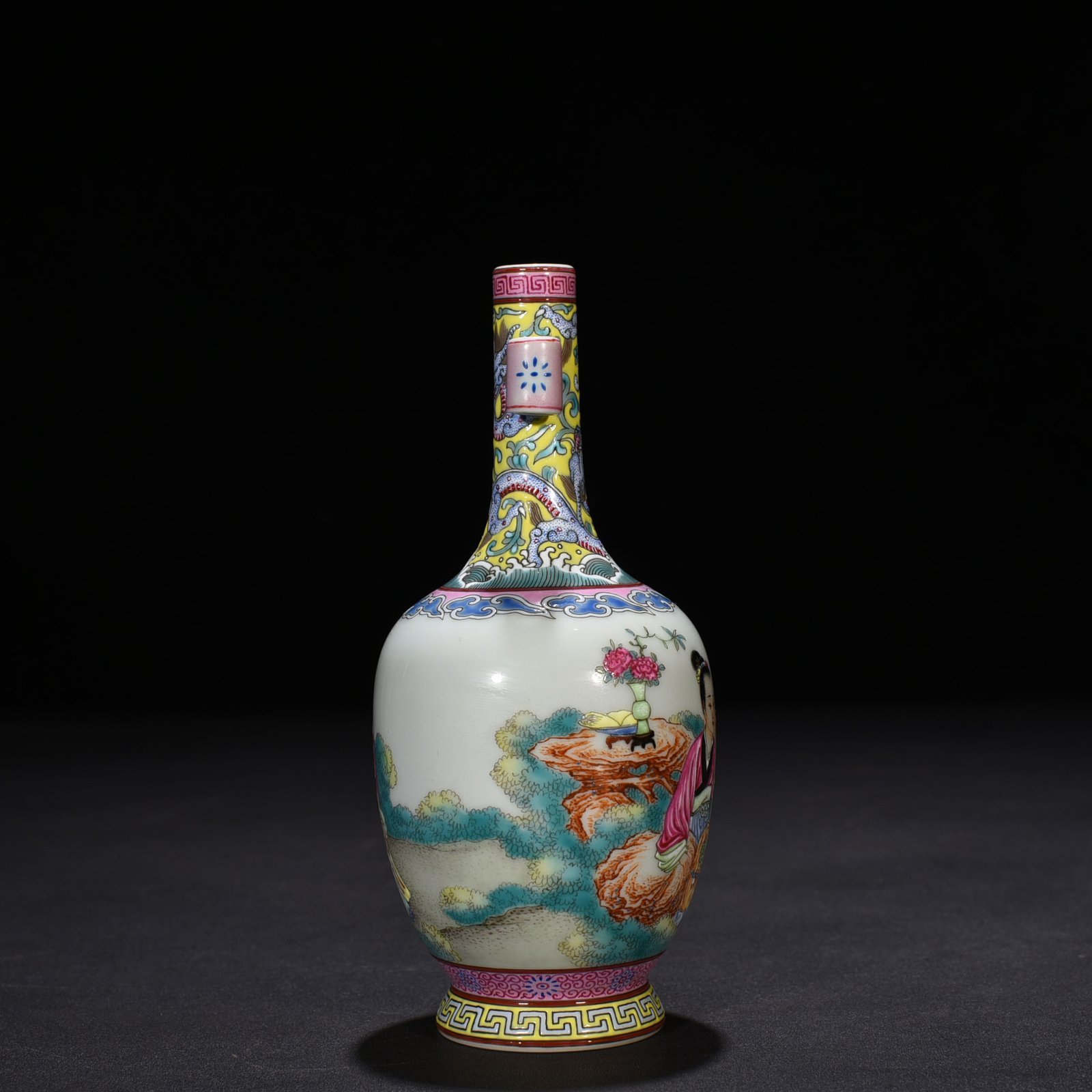 Qing Dynasty Qianlong enamel beauty belt figure pattern ear-piercing vase
