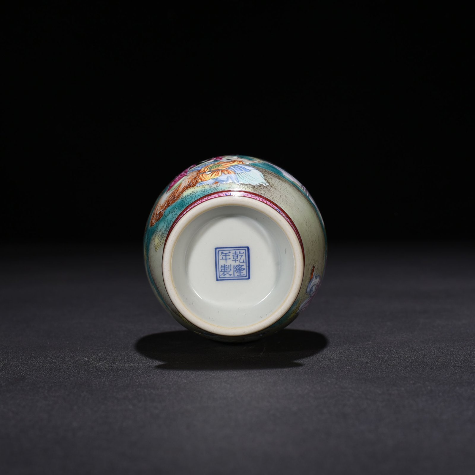 Qing Dynasty Qianlong enamel beauty belt figure pattern ear-piercing vase