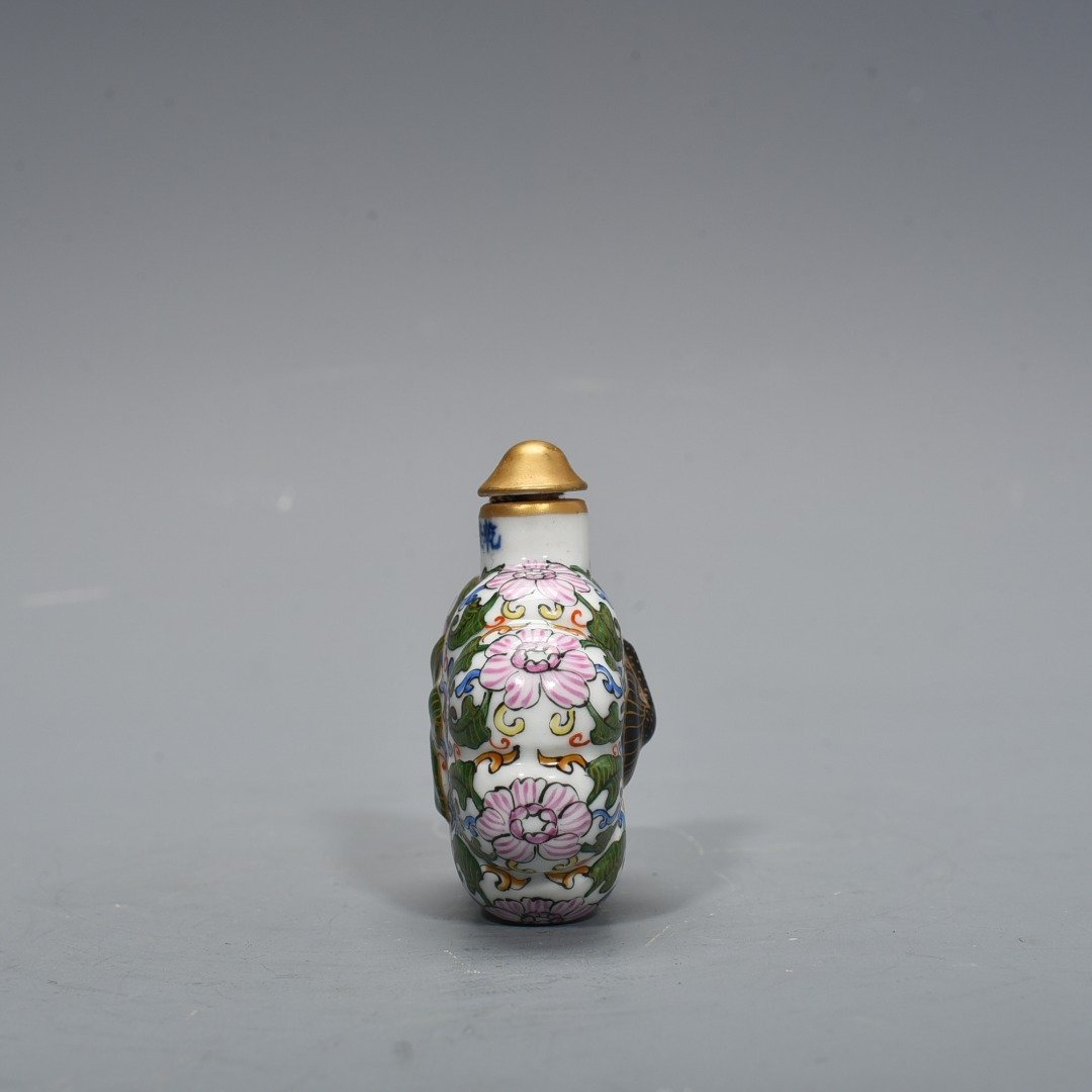 Qing Dynasty Qianlong enamel floral pumpkin snuff bottle