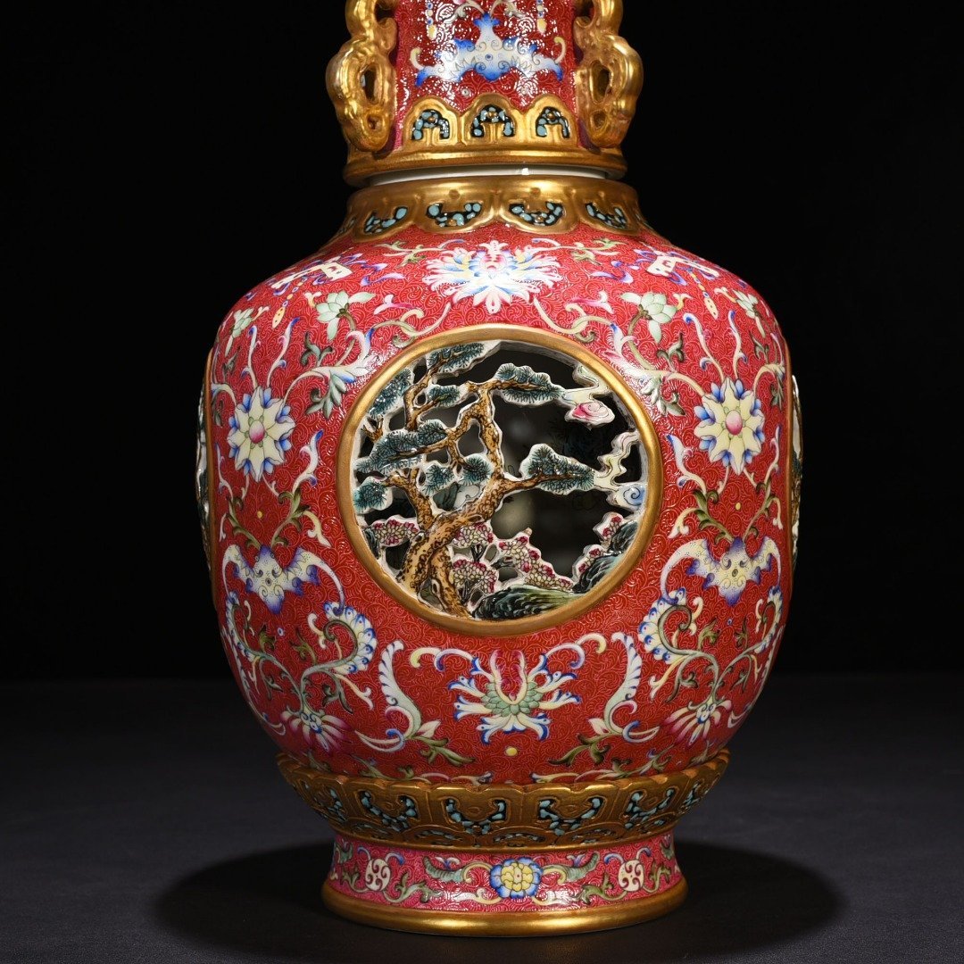 Qing Dynasty Qianlong Enamel Rolled Rouge Red Flower Hollow Heart-turning Vase