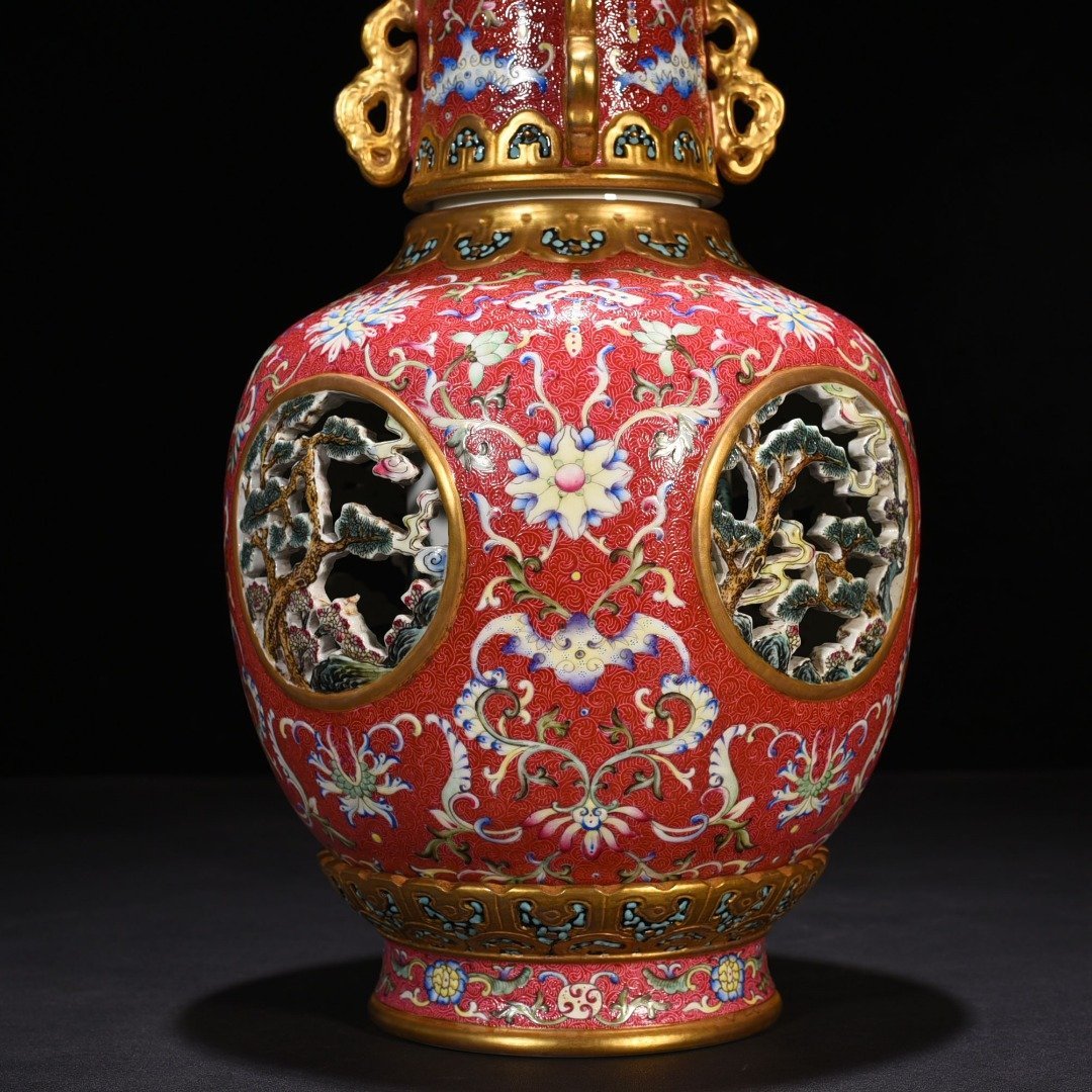 Qing Dynasty Qianlong Enamel Rolled Rouge Red Flower Hollow Heart-turning Vase