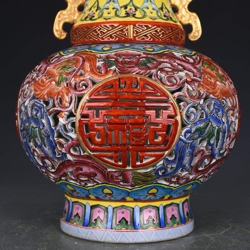 Qing Dynasty Qianlong enamel hollow lion heart-turning vase