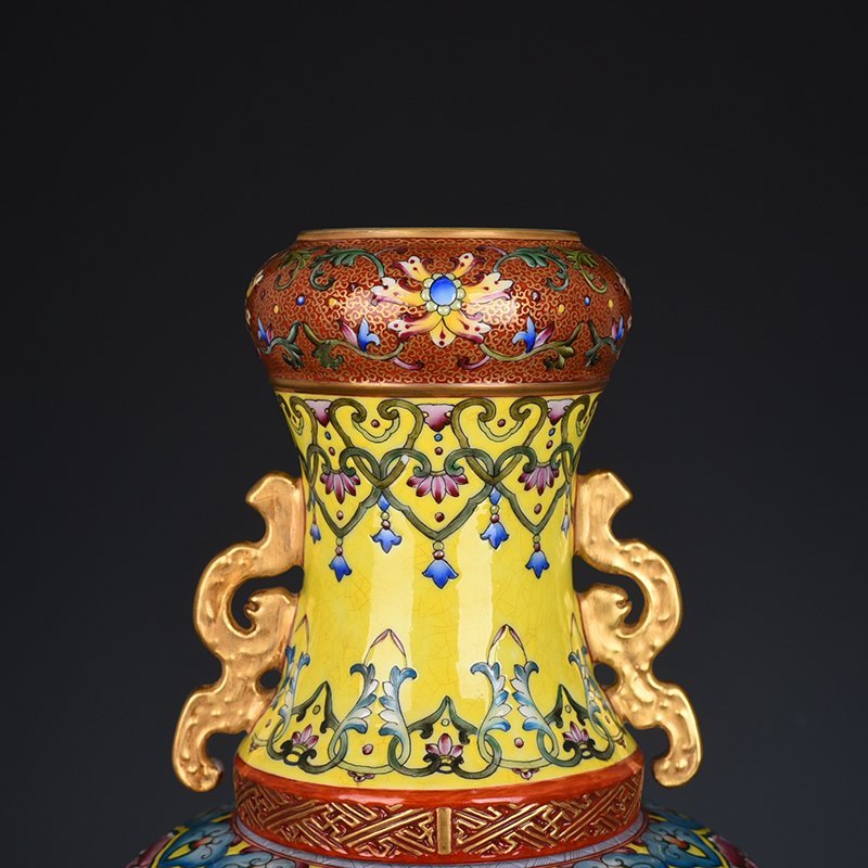 Qing Dynasty Qianlong enamel hollow lion heart-turning vase