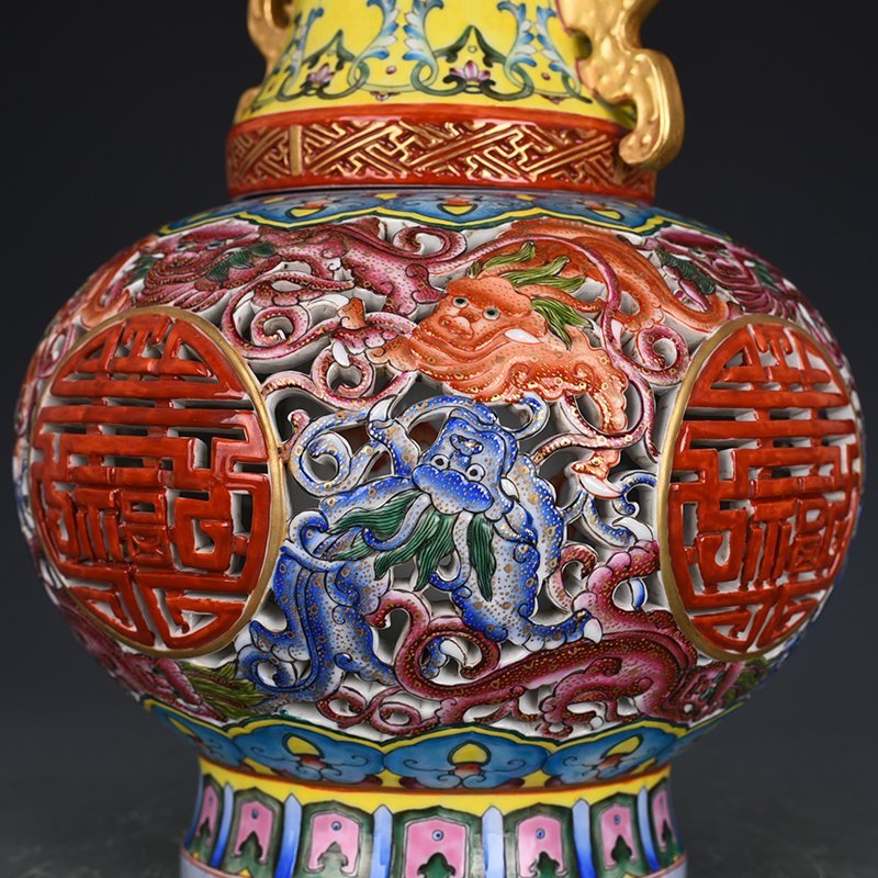 Qing Dynasty Qianlong enamel hollow lion heart-turning vase