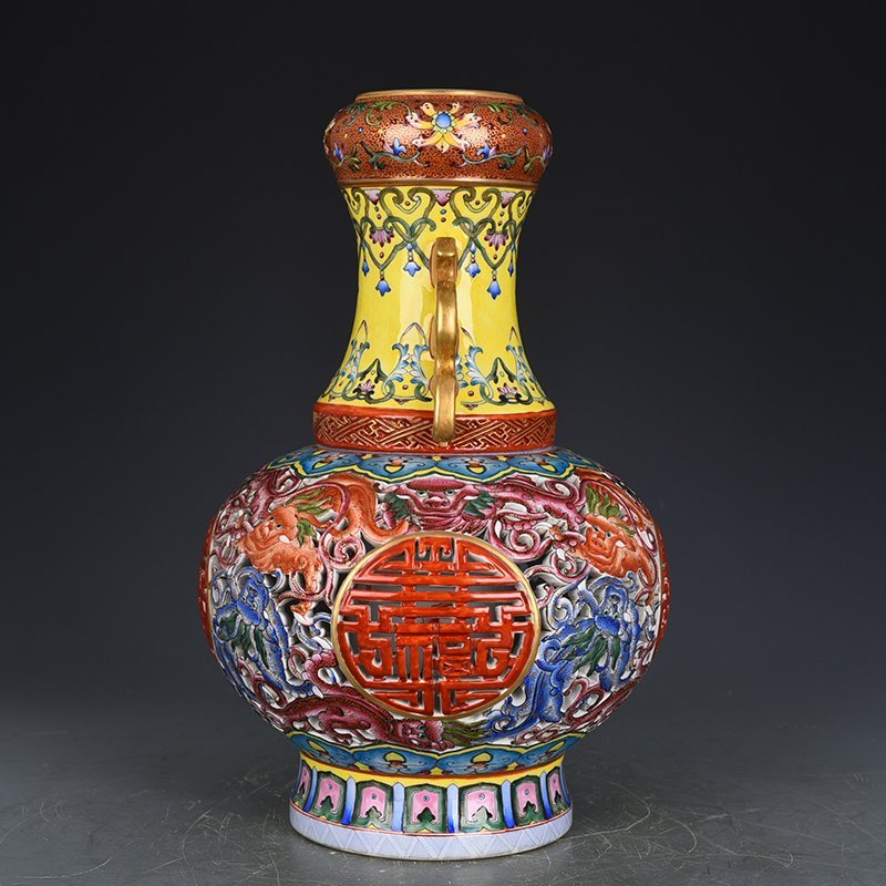Qing Dynasty Qianlong enamel hollow lion heart-turning vase