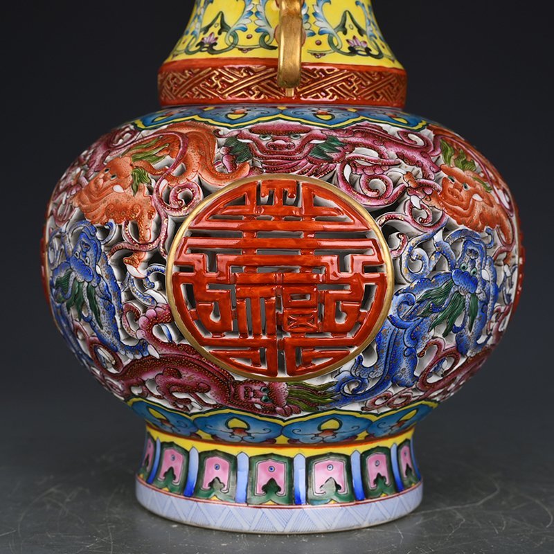 Qing Dynasty Qianlong enamel hollow lion heart-turning vase
