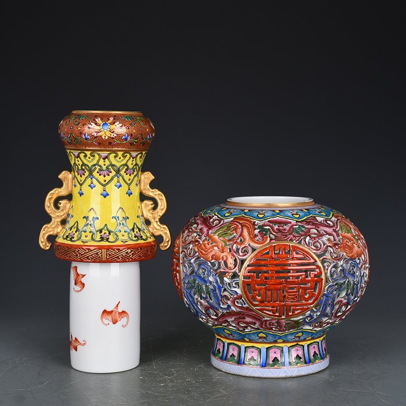 Qing Dynasty Qianlong enamel hollow lion heart-turning vase