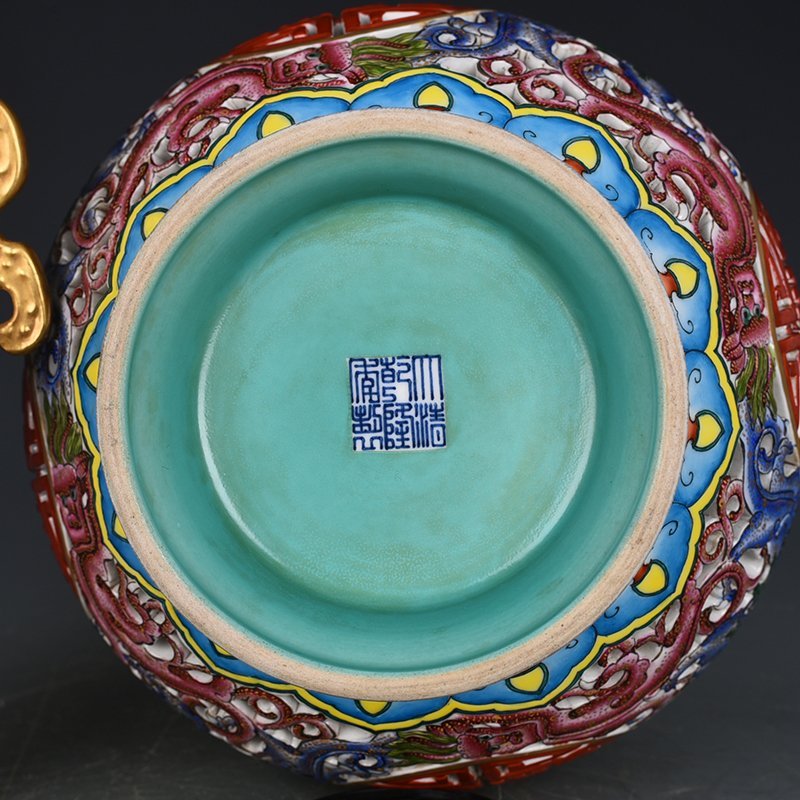 Qing Dynasty Qianlong enamel hollow lion heart-turning vase