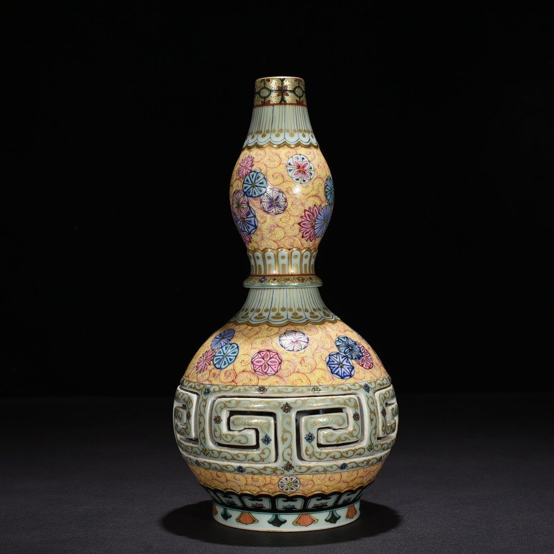 Qing Dynasty Qianlong enamel hollow gourd vase