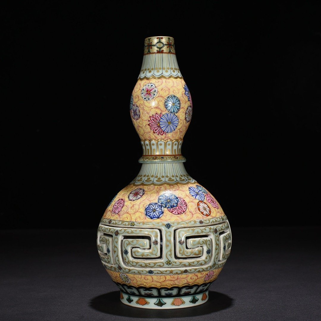 Qing Dynasty Qianlong enamel hollow gourd vase