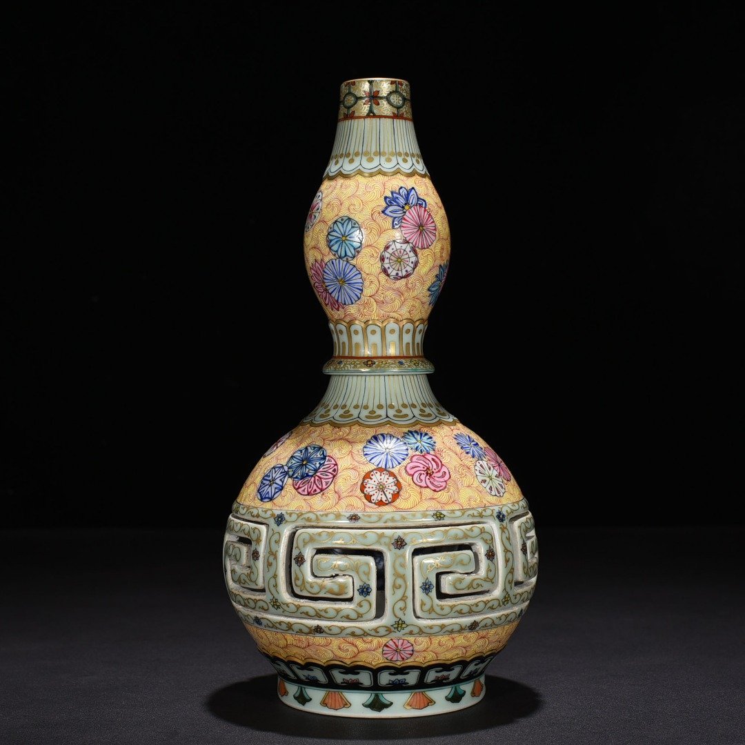 Qing Dynasty Qianlong enamel hollow gourd vase
