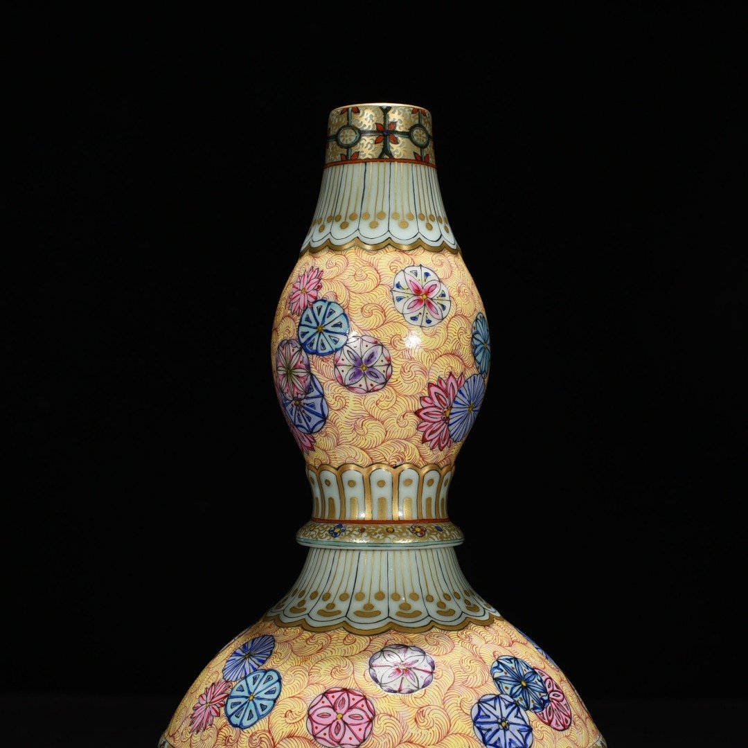 Qing Dynasty Qianlong enamel hollow gourd vase
