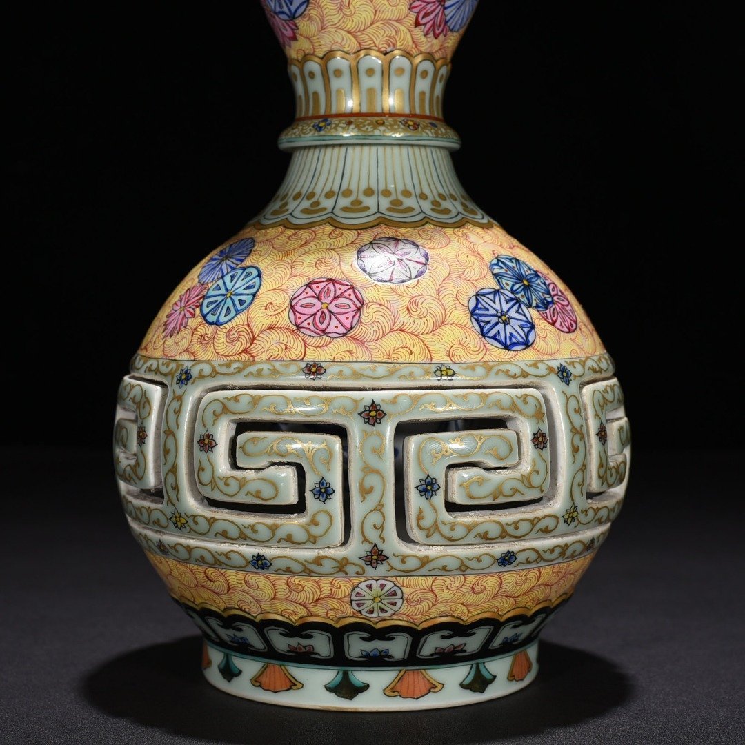 Qing Dynasty Qianlong enamel hollow gourd vase