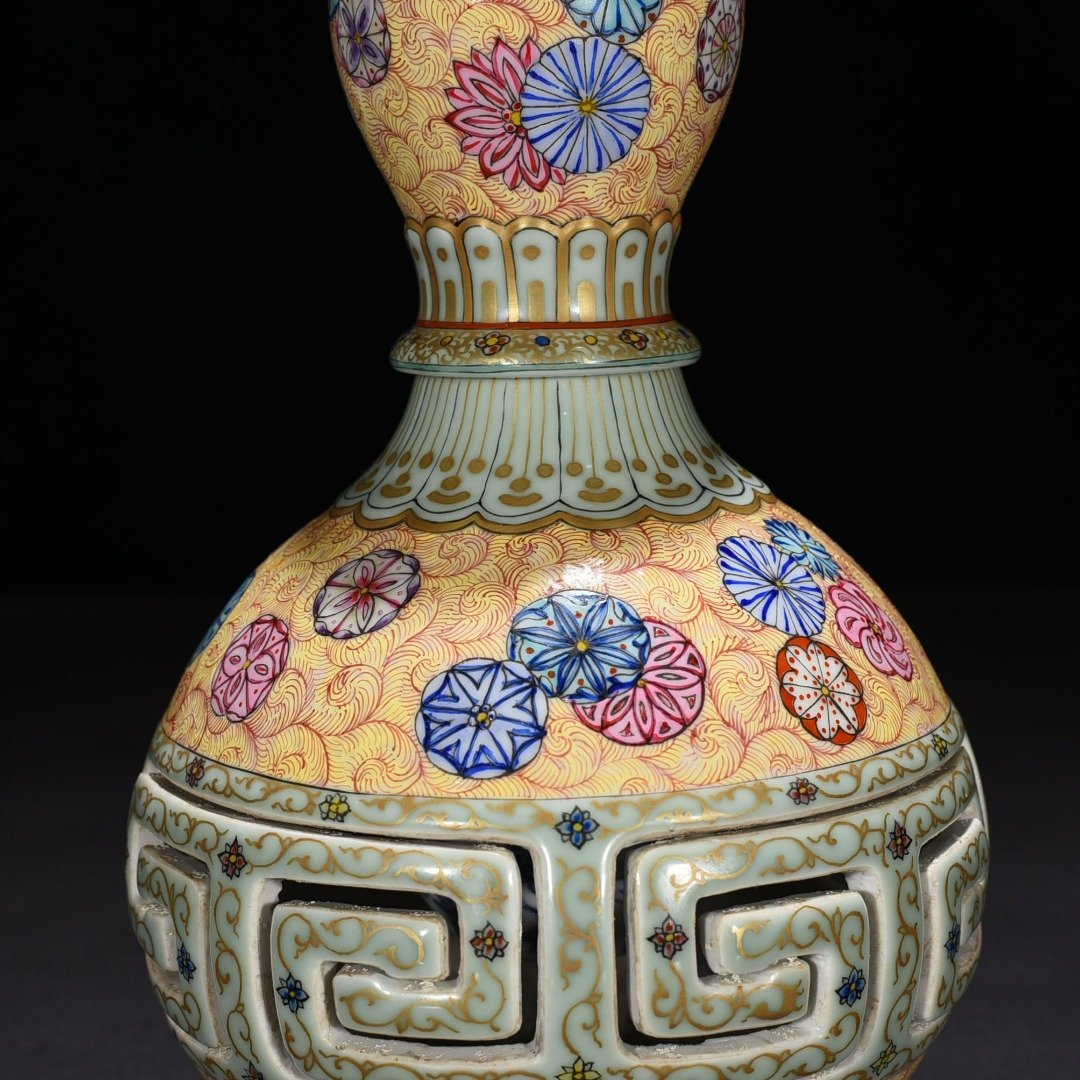 Qing Dynasty Qianlong enamel hollow gourd vase