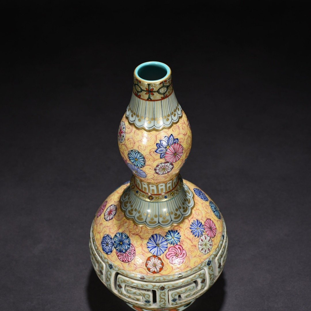 Qing Dynasty Qianlong enamel hollow gourd vase