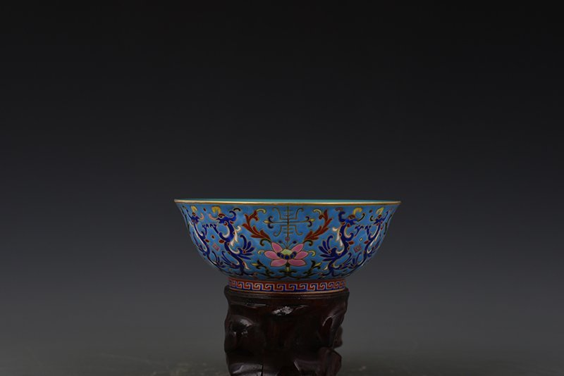 Qing Dynasty Qianlong porcelain body enamel colorful dragon pattern bowl