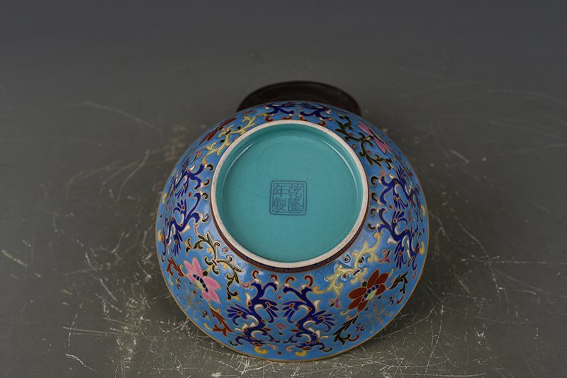 Qing Dynasty Qianlong porcelain body enamel colorful dragon pattern bowl